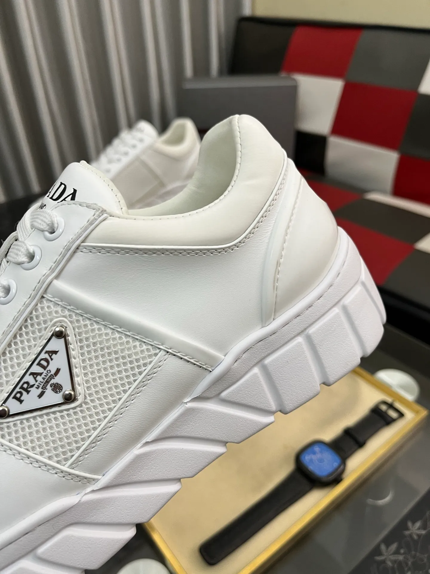 Men's shoes 💰: 560⌚⌚ high version. High-quality new PRADA counters are launched simultaneously. The new men's shoes and 😘 fabrics are selected from first-layer cowhide. Lining: Imported cowhide leather lining. 👍🏿High-end☄️Open-molded non-slip rubber outsole, exquisite lines, simple and elegant, comfortable and high-end for leisure travel. Number of yards: 38 to 44. (Can be customized for 45 non-refundable)
